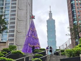 生平所見最醜！這棵「信義區聖誕樹」讓比利時朋友驚呆了：好像穿廉價迪士尼裝三角錐